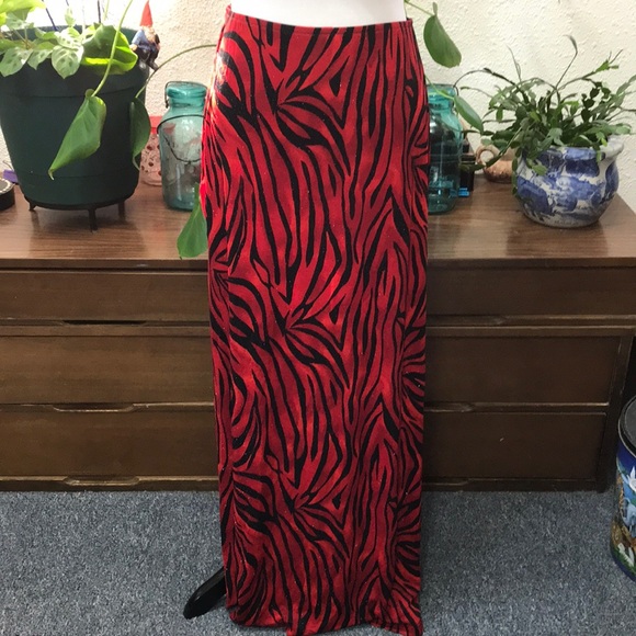Long red/black skirt with long slits up the side - Picture 2 of 6